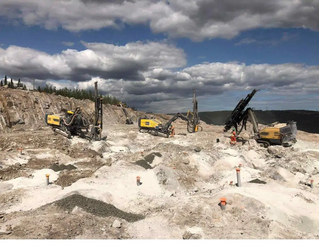 Forage, dynamitage et consolidation