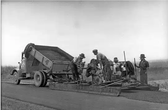 De 1923 à 1940 - Fondation et élargissement